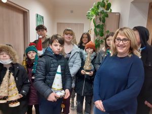 na zdjęciu pracownik Domu Seniora i kolejna grupa uczniów z podarunkami