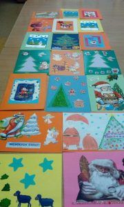 zdjęcie kartek świątecznych wykonanych przez dzieci