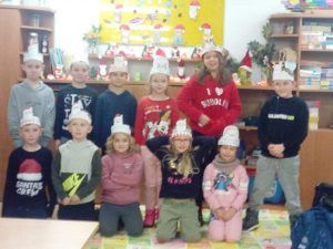 uczniowie na świetlicy z ozdobnymi opaskami na głowach