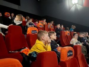 zdjęcie dzieci na fotelach w sali kinowej