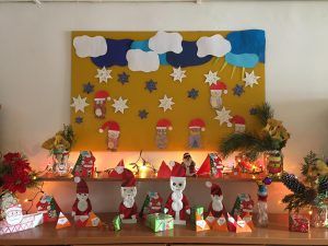 wystawa praca uczniów o tematyce bożonarodzeniowej