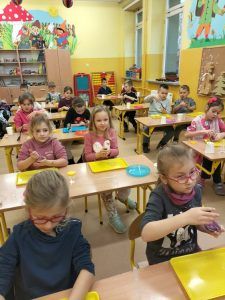 uczniowie klasy pierwszej podczas warsztatów