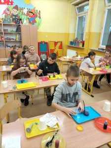 uczniowie pracujący w ławkach podczas warsztatów