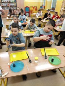 chłopcy z klasy 2 w ławce podczas warsztatów