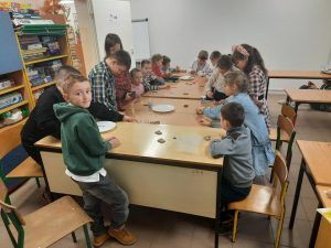 uczniowie ozdabiają pierniczki