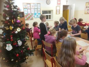 grupa dzieci wykonująca prace plastyczne