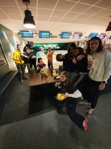 cztery uczennice w uścisku, w tle grupa chłopców