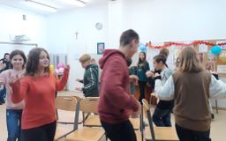 zabawa w krzesełka w rytm muzyki