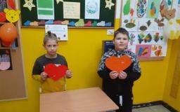 dwaj uczniowie z wróżbą z sercami i imionami