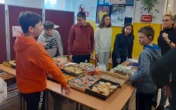 stoisko z artykułami do sprzedaży - ciasta, żelki