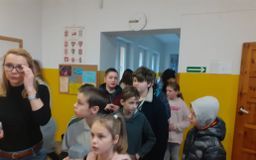 zdjęcie przedstawia kolejkę do stoiska z ciastem