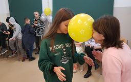 taniec z balonem dwóch uczennic