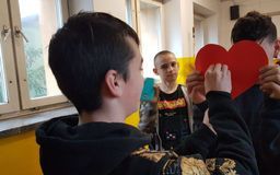 zdjęcie przedstawia ucznia wróżącego imię przyszłej wybranki