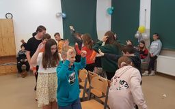 zabawa taneczna z krzesełkami