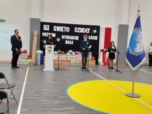 na zdjęciu uczniowie prowadzący uroczystość szkolną