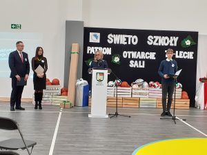 na zdjęciu dyrektor szkoły, pani Wójt oraz przemawiający gość