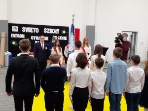 uroczyste ślubowanie przedstawicieli społeczności uczniowskiej przed pocztem sztandarowym