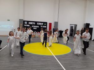 polonez w wykonaniu uczniów