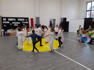 na zdjęciu uczniowie tańczący poloneza