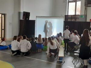 na zdjęciu przedstawienie teatru cieni