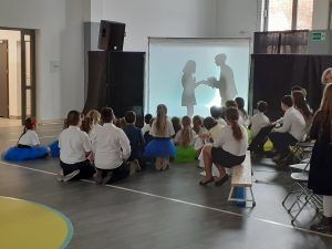 na zdjęciu przedstawienie teatru cieni