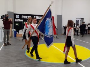 poczet sztandarowy prezentujący sztandar szkoły