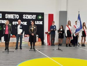przemówienie kolejnych gości biorących udział w uroczystości szkolnej