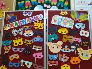 tablica przedstawia kolorowe maski karnawałowe