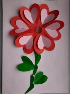 na zdjęciu kwiat z czerwono-różowych serduszek