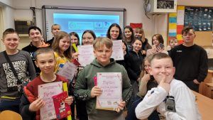 na zdjęciu uczniowie z dyplomami