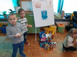 dwoje przedszkolaków przy zebranej dla zwierząt karmie