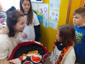 wolontariuszki biorące karmę od uczniów