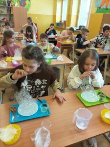 uczennice wydmuchują bańki mydlane