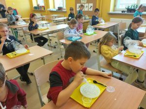 uczniowie wydmuchują bańki mydlane