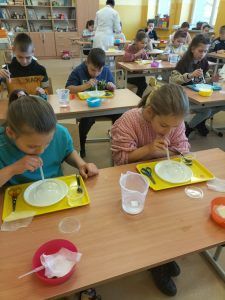 uczniowie wydmuchują bańki mydlane
