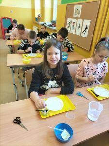 uczniowie wydmuchują bańki mydlane