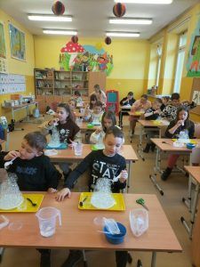 uczniowie wydmuchują bańki mydlane