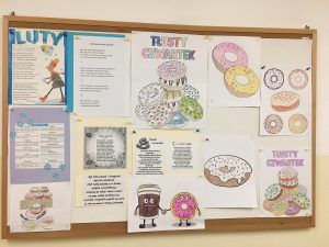 Na zdjęciu widać narysowane przez dzieci pączki