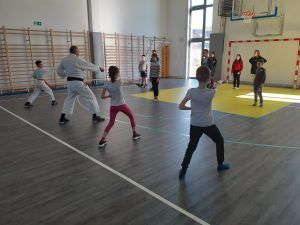 uczniowie klubu karate prezentują ćwiczenia