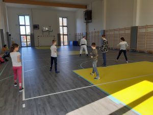uczniowie klubu karate prezentują ćwiczenia