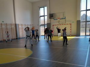 uczniowie klubu karate prezentują ćwiczenia