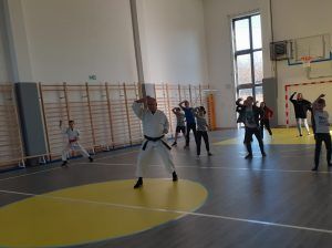 uczniowie klubu karate prezentują ćwiczenia