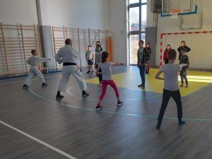 uczniowie klubu karate prezentują ćwiczenia