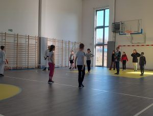 do pokazu karate dołączyli uczniowie oglądający prezentację