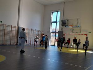 do pokazu karate dołączyli uczniowie oglądający prezentację