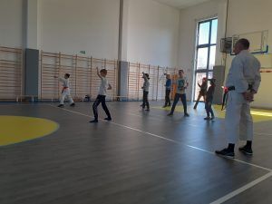 do pokazu karate dołączyli uczniowie oglądający prezentację
