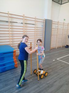 uczniowie na sali gimnastycznej podczas pokonywania toru przeszkód