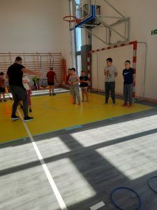 uczniowie na sali gimnastycznej podczas pokonywania toru przeszkód