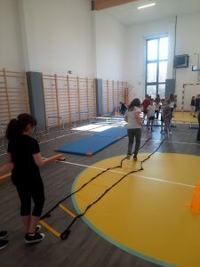 uczniowie na sali gimnastycznej podczas pokonywania toru przeszkód