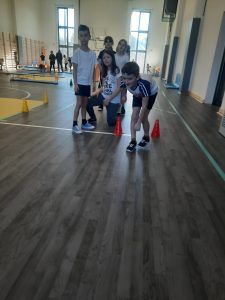 uczniowie na sali gimnastycznej podczas pokonywania toru przeszkód